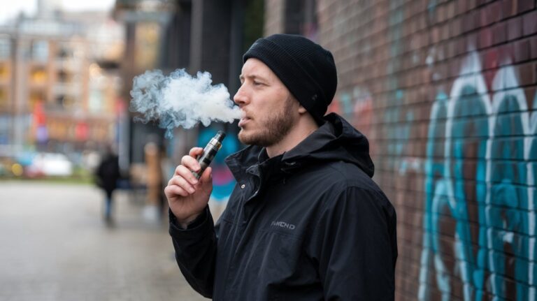 How Do Disposable Vapes Compare to Refillable Ones in 2025?